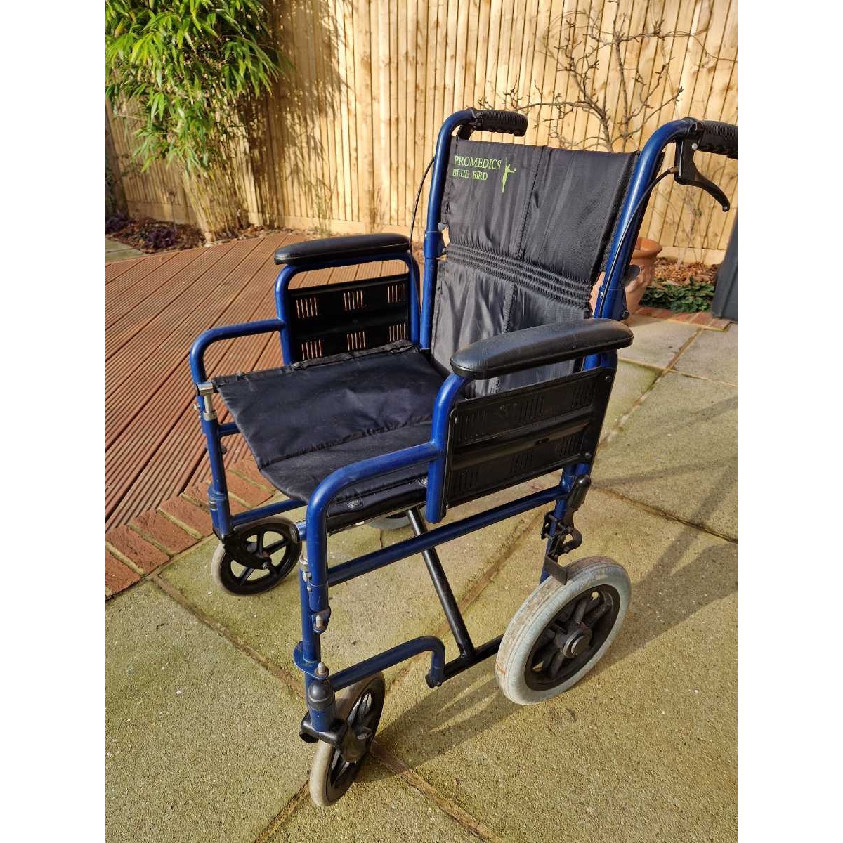 Manual folding wheelchair