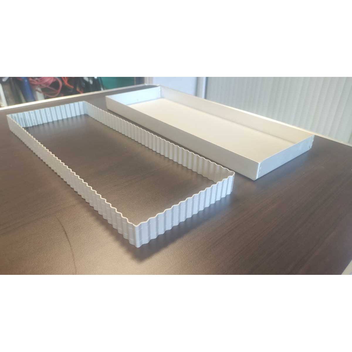Rectangular baking tin with removable fluted interior