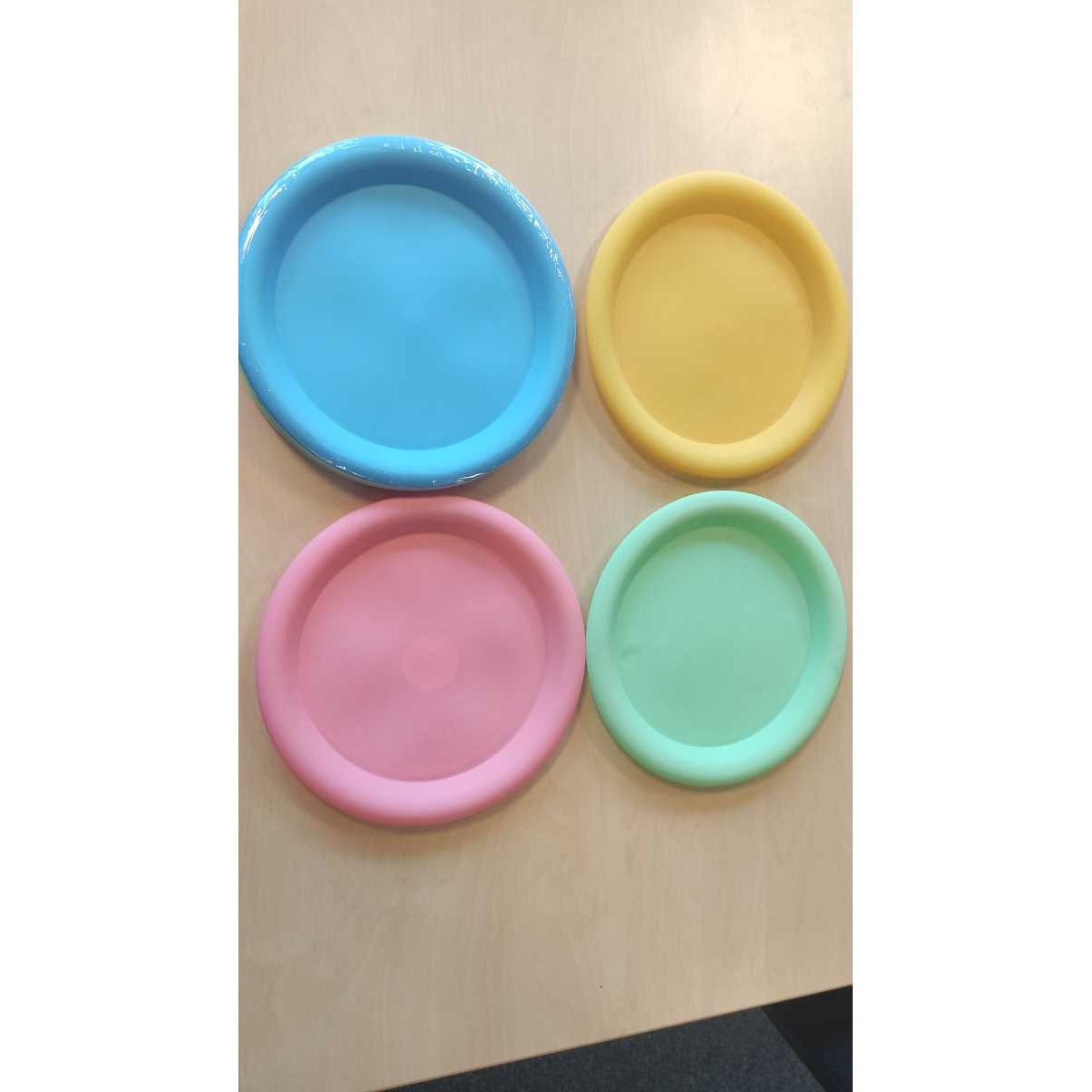 Set of 9 plastic plates