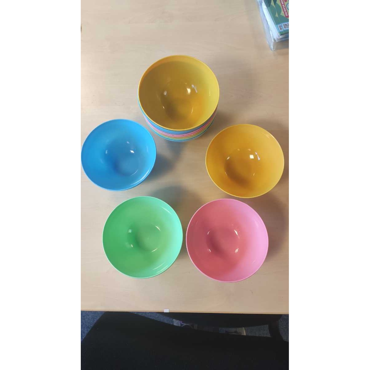 Set of 11 plastic bowls