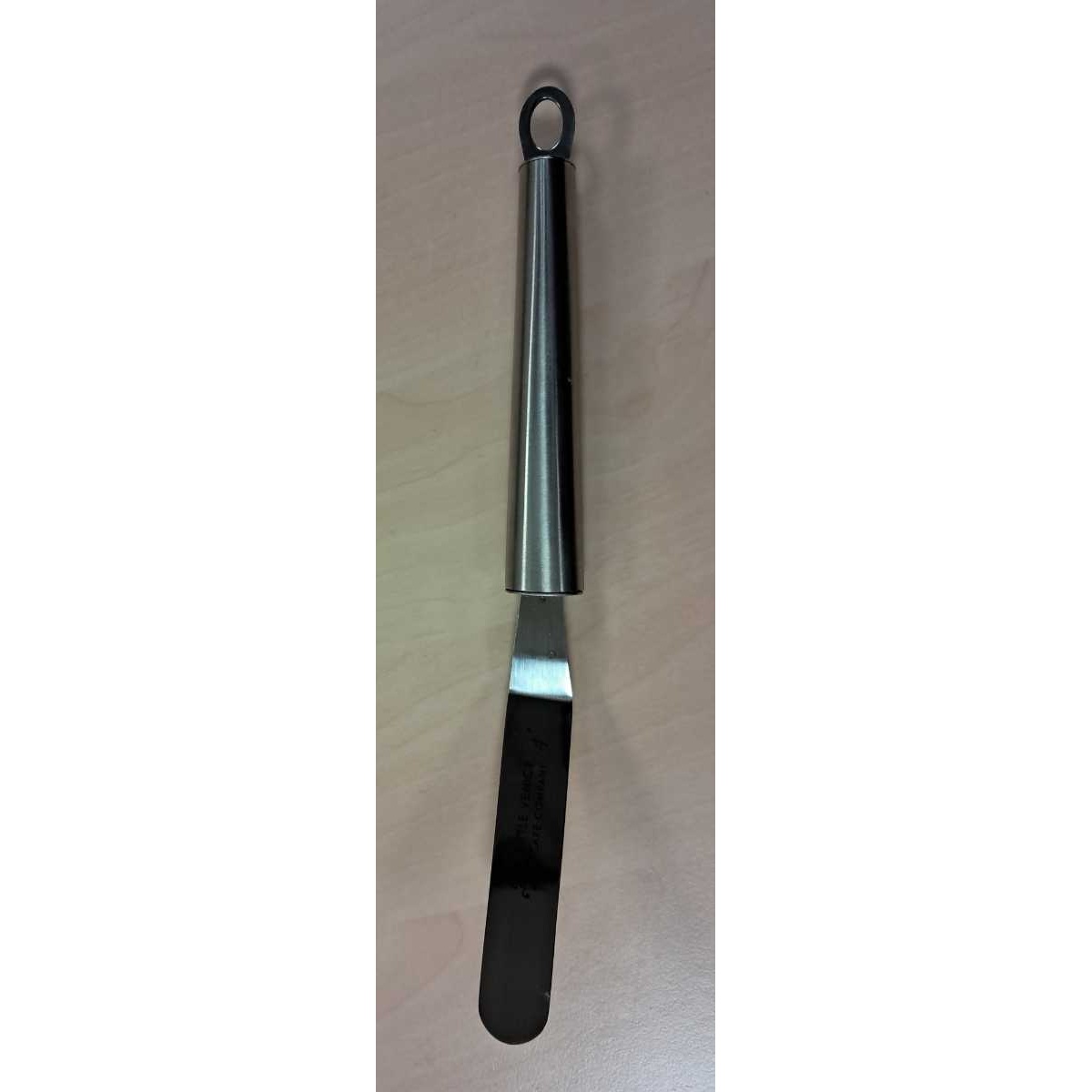 Angled icing spatula