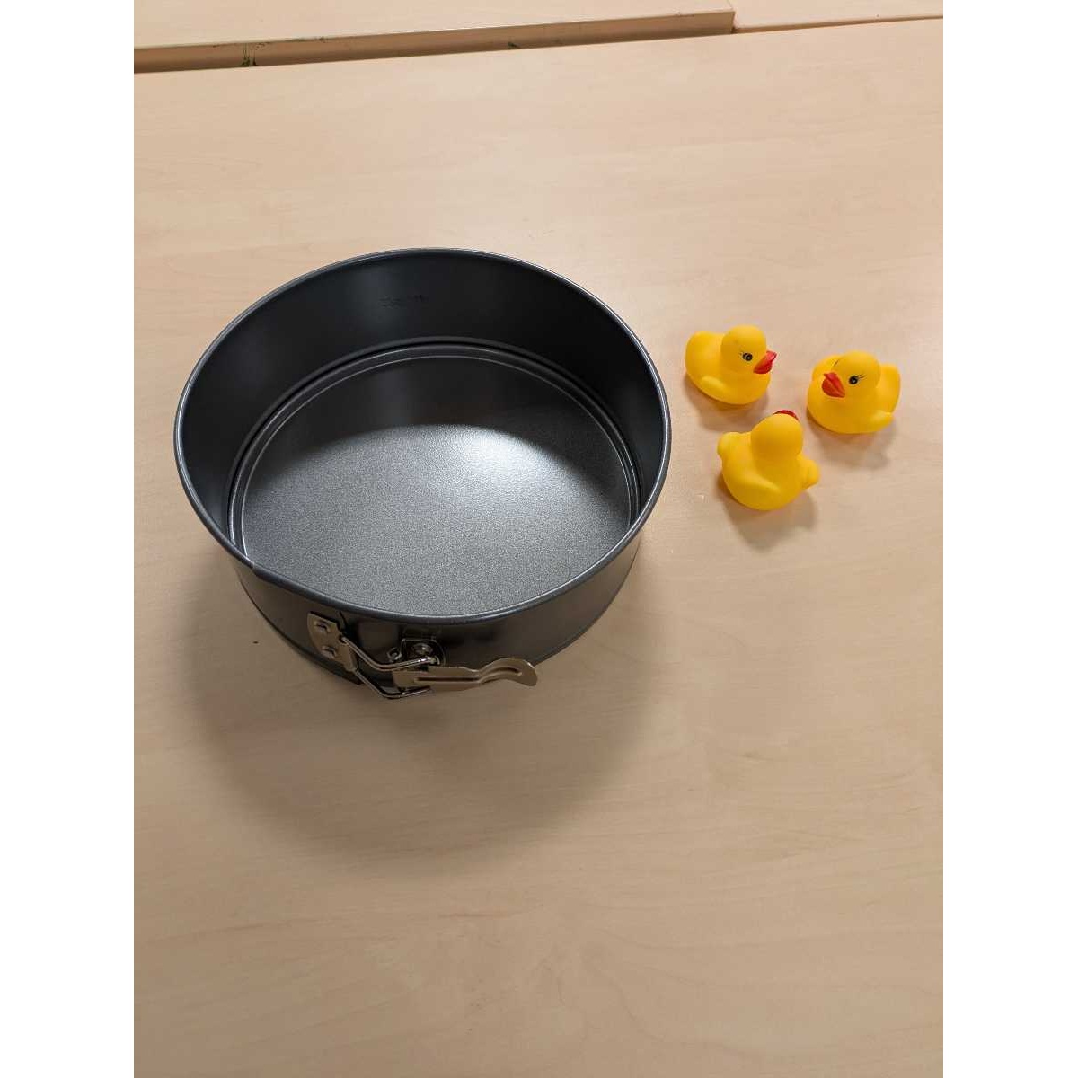 Springform round cake tin (8 inch)