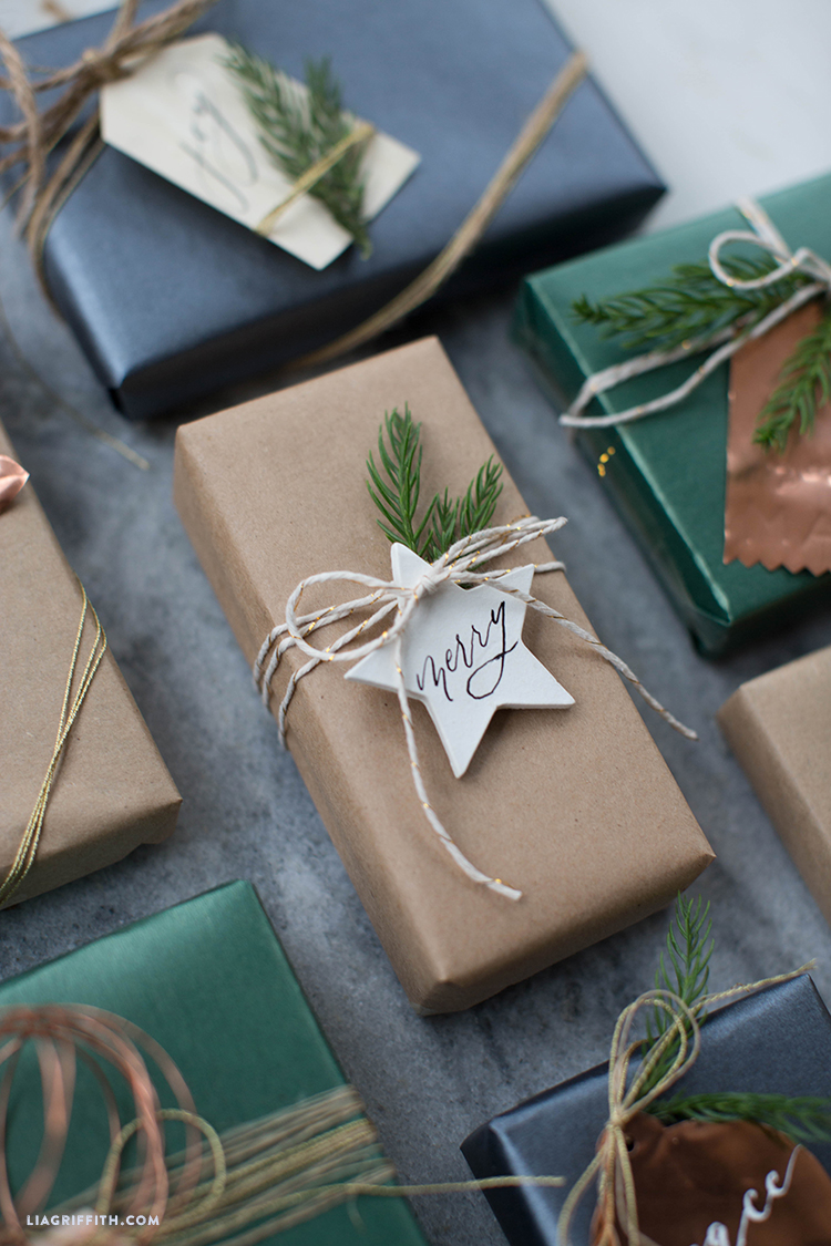 Как упаковать доску разделочную в подарочную бумагу. Красивые коробки для упаковки одежды. Обернуть подарок в бумагу. Как упаковать отзывы. Коробки упакованные в подарочную бумагу.