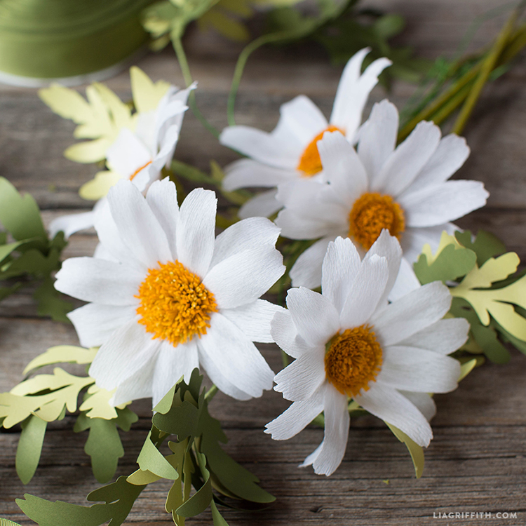diy easy crepe paper daisy flower video tutorial easy crepe paper flower