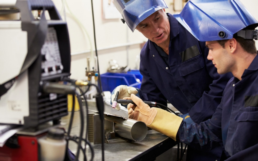 Engineer-Teaching-Apprentice-1080x675.jpg Engineer-Teaching-Apprentice-1080x675.jpg