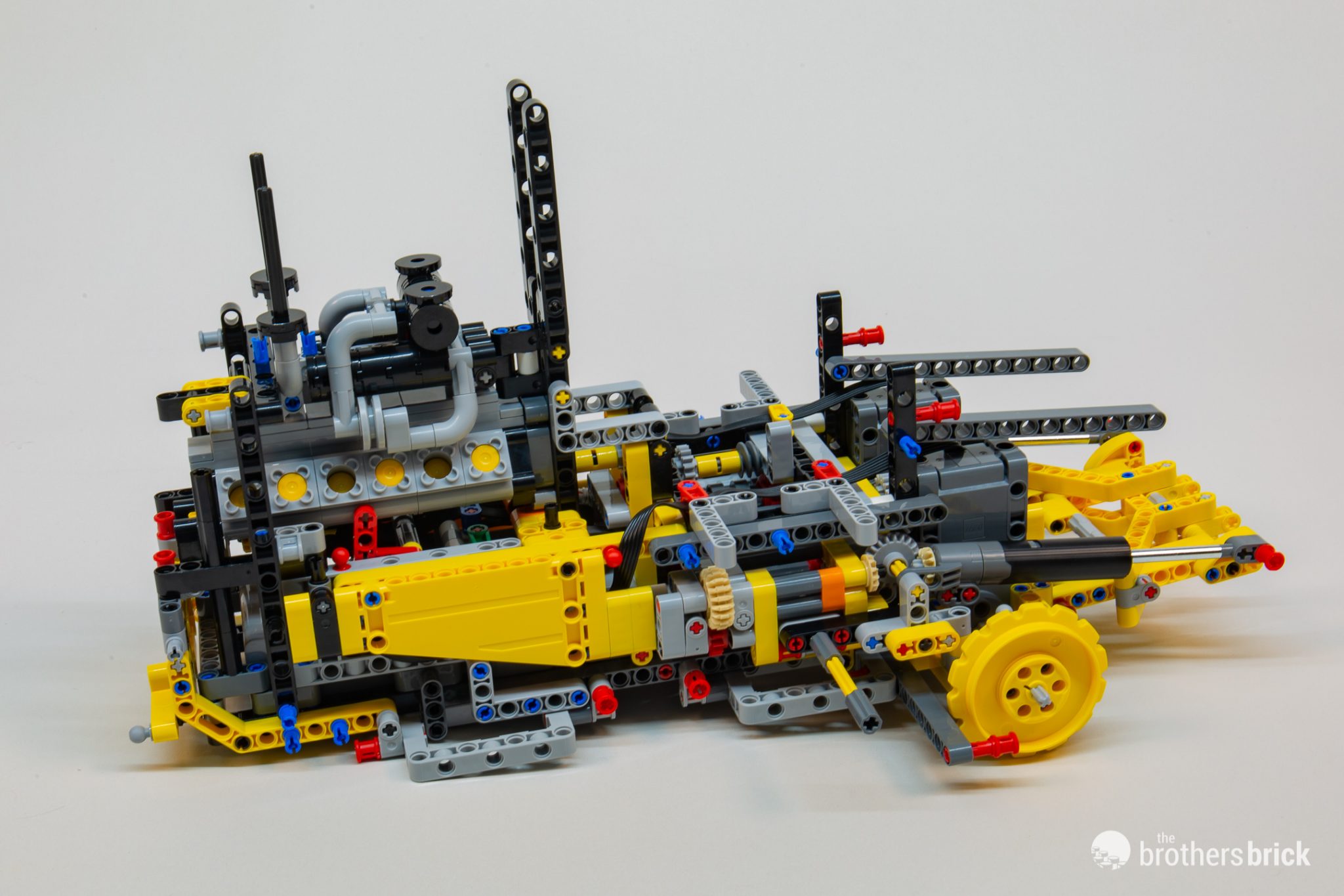 LEGO Technic 42131 Cat D11 Bulldozer [Review] - The Brothers Brick ...