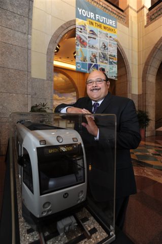 Fred Origel Fred Origel con n tren a escala de la marca Breda, utilizados en la Línea Dorada del Metro, en lobby de la entrada del edificio Gateway que alberga las oficinas generals de Metro. (Foto Juan Ocampo/Metro).