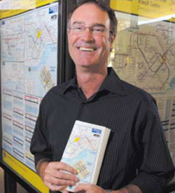 CHK_one Rick Wood dueño de la compañía de mapas que ayudan a la gente a utilizar mas facilmente los sistemas de transporte público. (Fotos cortesía de San Barbara News-Press).