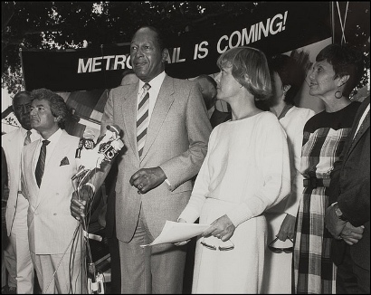 TomBradley_cropped Ceremonia del inicio de construcción del sistema de trenes Metro. El entonces alcalde de Los Angeles Tom Bradley encabezó la ceremonia junto a ejecutivos de Metro Rail.