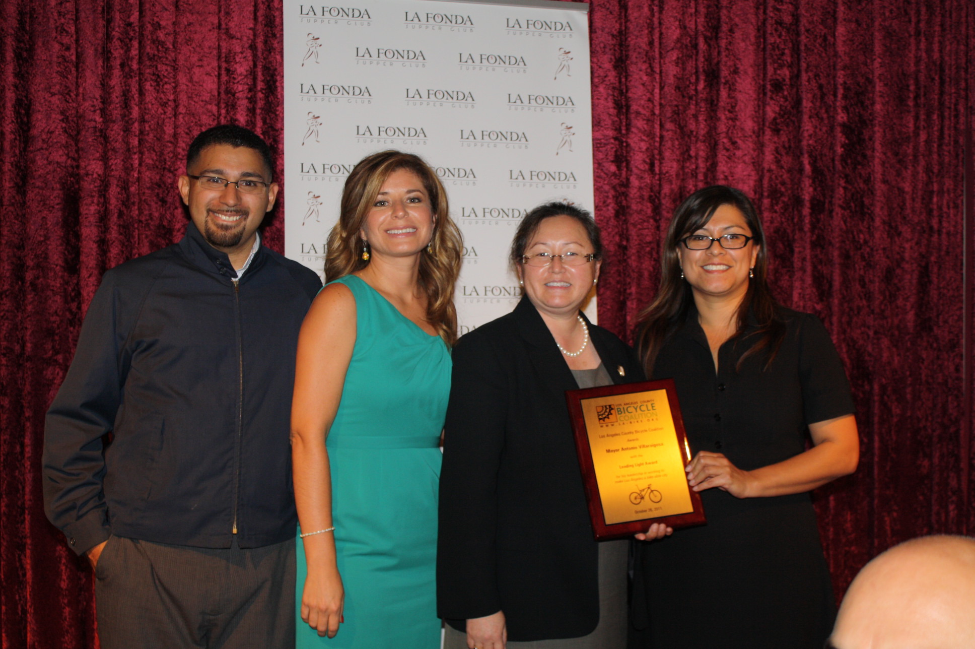 City of Lights Lisa Sarno y Deanne Gómez recibieron a nombre del Alcalde Villaraigosa el reconocimiento de Andy Rodríguez y Lourdes López, City of Lights. (Foto Agustín Durán/El Pasajero)
