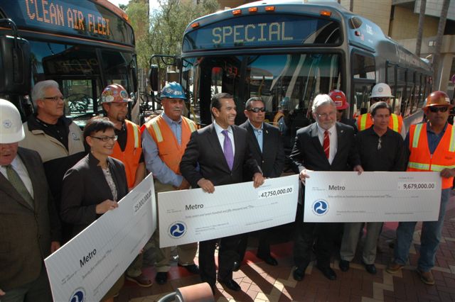 DSC_0034 Los funcionarios del transporte público muestran los cheques que FTA entregó hoy a Metro. De derecha izquierda, Theresa McMillan subdirectora de FTA, el Alcalde de Los Angeles Antonio VIllaraigosa y Art Leahy, Presidente Ejecutivo de Metro. (Foto José Ubaldo/El Pasajero).