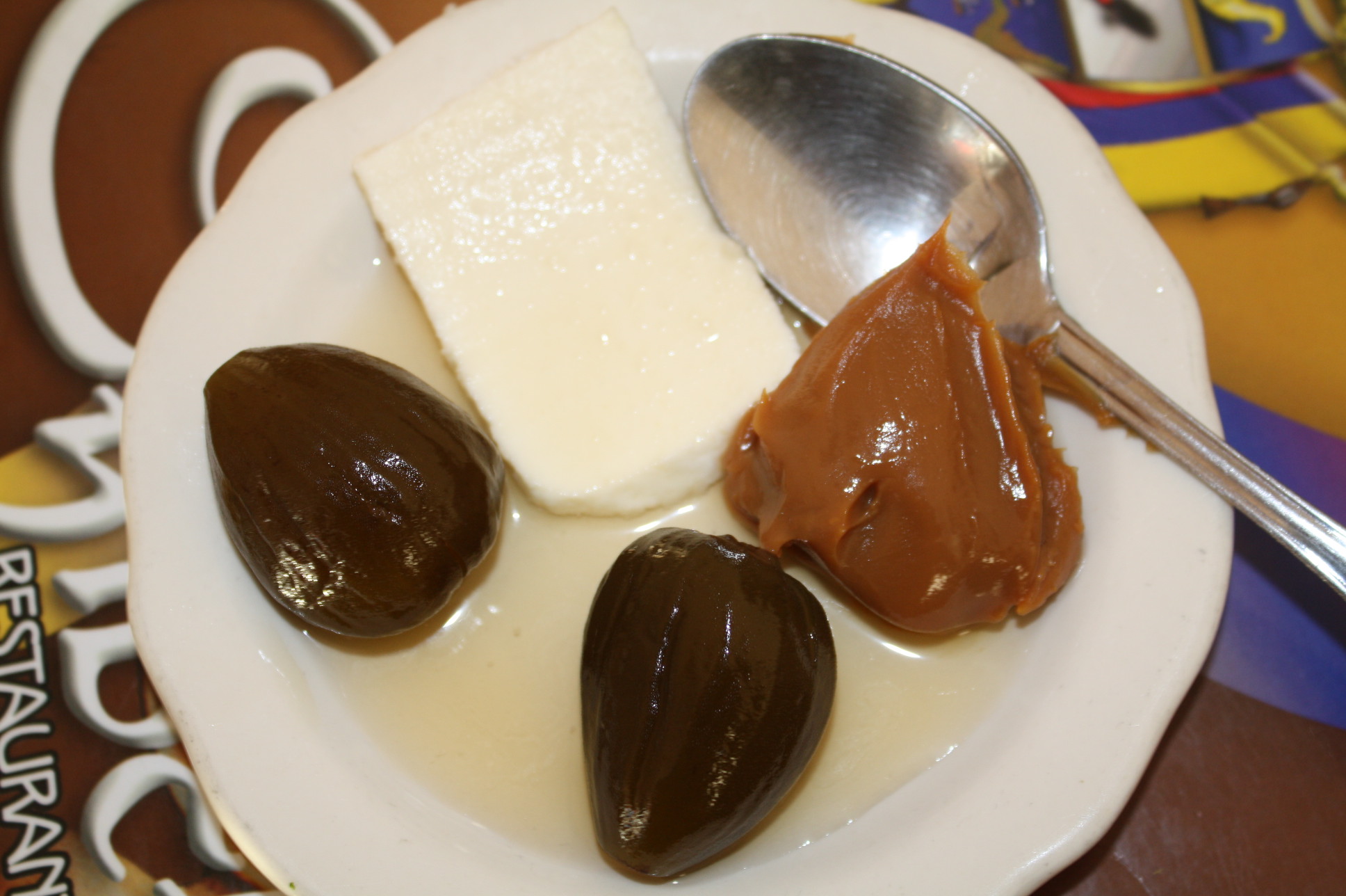 Postre colombiano La Combinación, que consta de la fruta breva en almíbar (higo), queso griego y arequipa (dulce de leche)