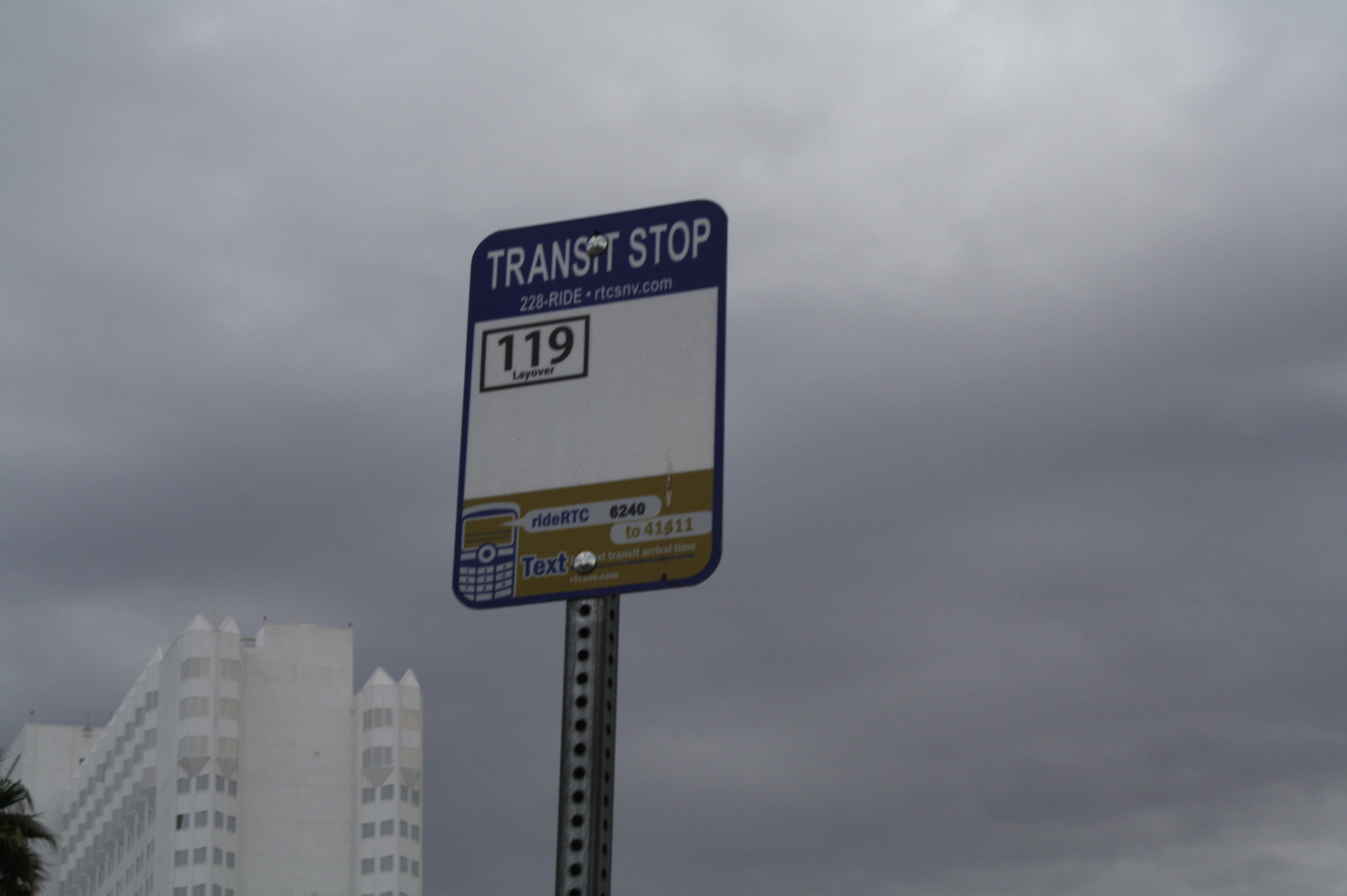 Letreros en Las Vegas Los señalamientos en las paradas de los autobuses indican como utiliza su celular para informarse en forma más eficiente sobre los horarios y rutas. (Foto Agustín Durán/El Pasajero)