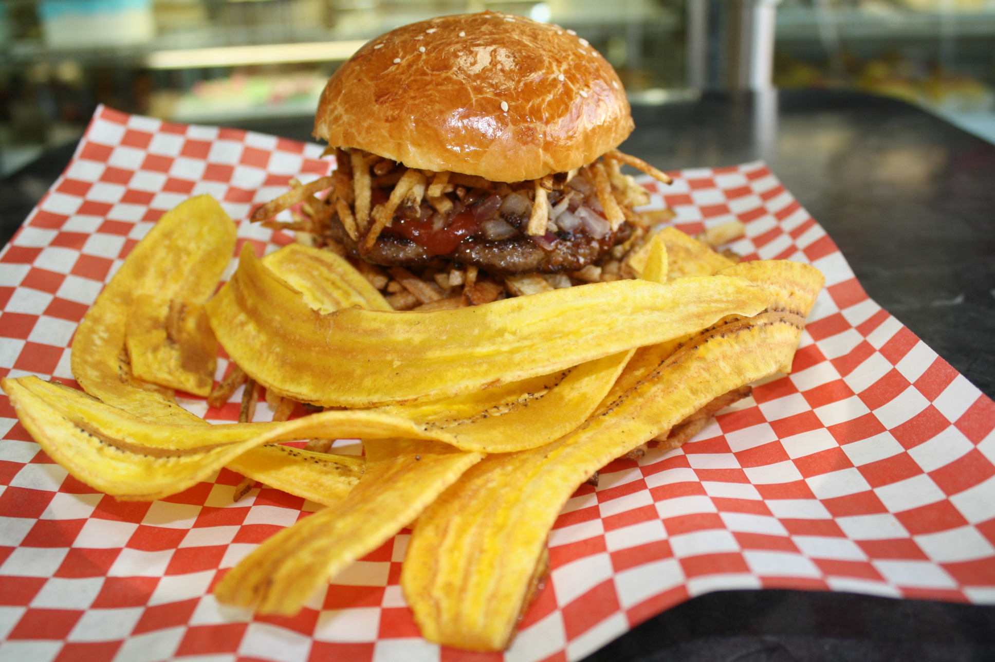 Hamburguesa Cubana La hamburguesa de mayor éxito; La Frita, de carnes de res y chorizo acompañada de las famosas Mariquitas. (Foto Agustín Durán/El Pasajero).