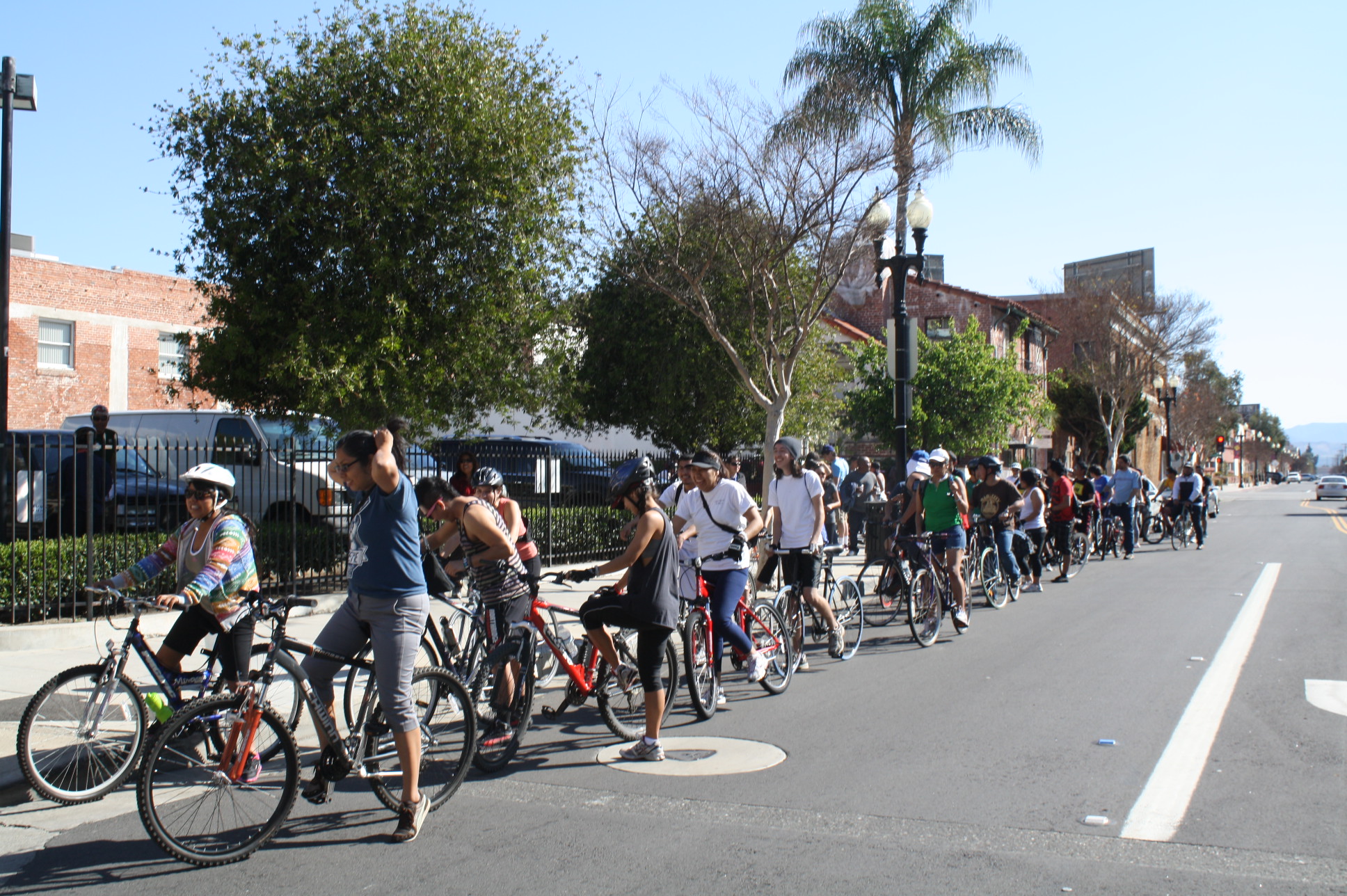 ciclistas De dos en dos partieron más de 100 ciclistas desde Santa Ana a Los Ángeles en agradecimiento a la medida AB-131 aprobada el año pasado por el gobernador de California. (Foto Agustín Durán/ El Pasajero)
