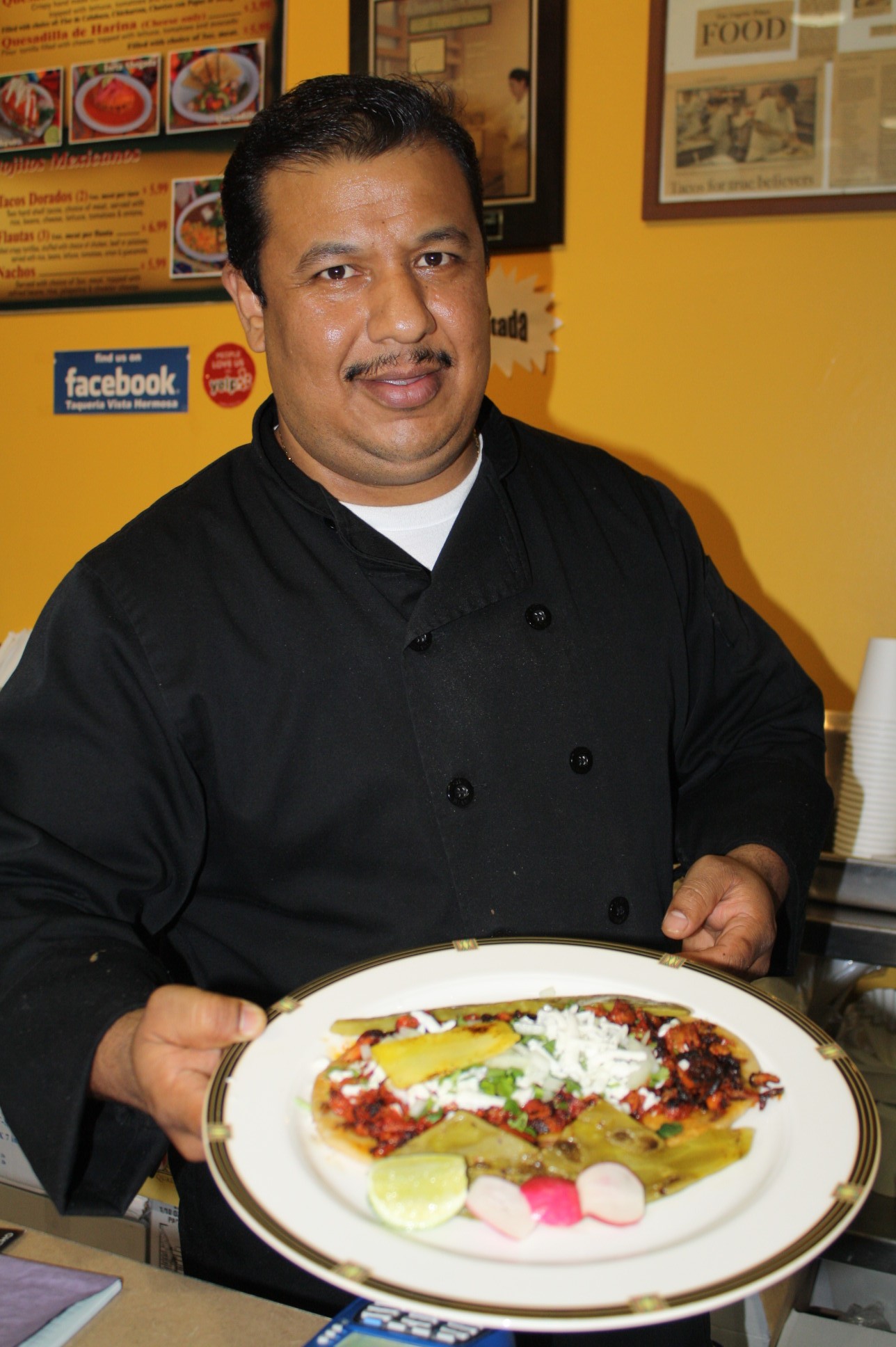 Raúl Morales Raúl Morales dueño y chef de “Vista Hermosa Restaurant & Taquería”. (Foto Agustín Durán/El Pasajero)