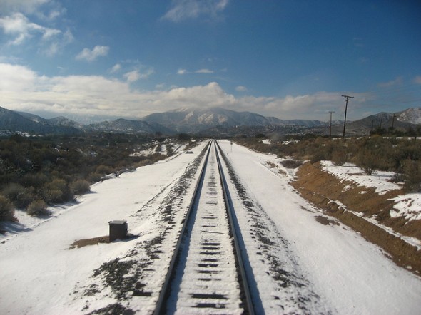 Metrolink Antelope Vista hacia las montañas desde las vías del tren de la Línea Antelope Valley de Metrolink. (Foto Spokker Jones, vía Flickr creatve commons).