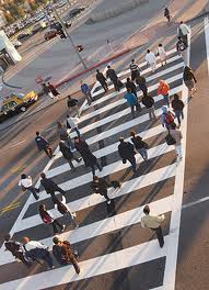 Ped crossingQ Lankershim y el bulevar Chandler entre las estaciones North Hollywood de las líneas Roja y Orange. Foto LADOT)