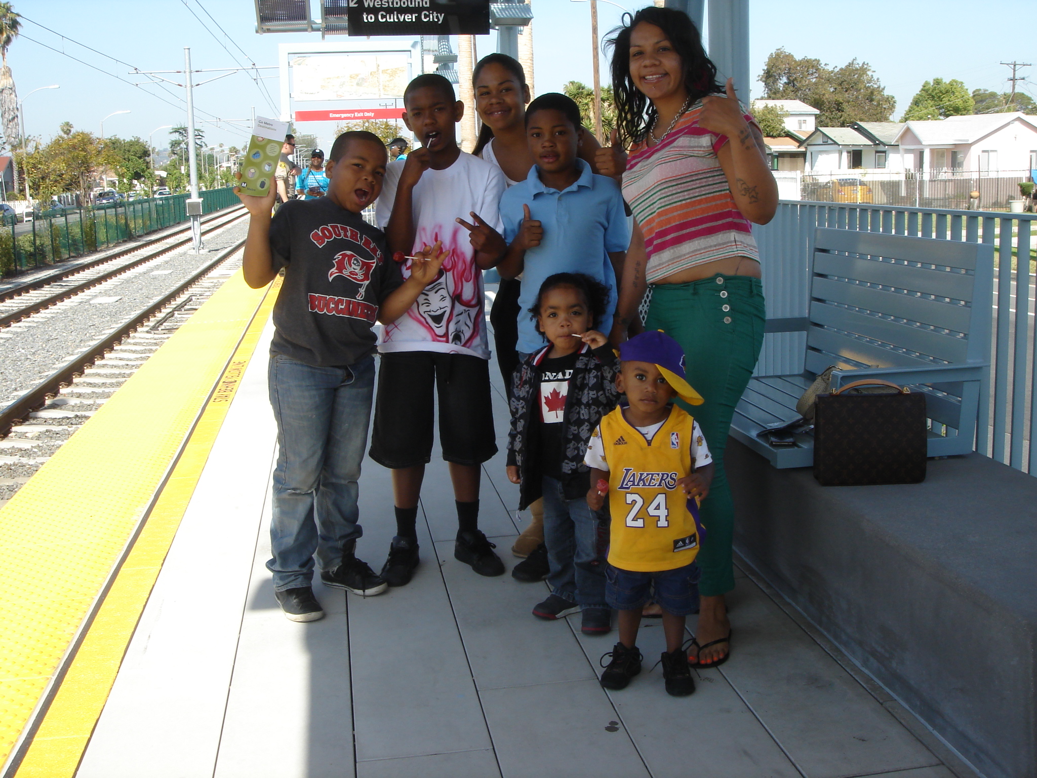 Expo ride La familia de un conductor de trenes de Metro esperan su llegada a la estación Expo/Western para viajar todos juntos. Incluso el pequeñito ya esta listo para ir a Staples Center desde ahora. (Foto José Ubaldo/El Pasajero).