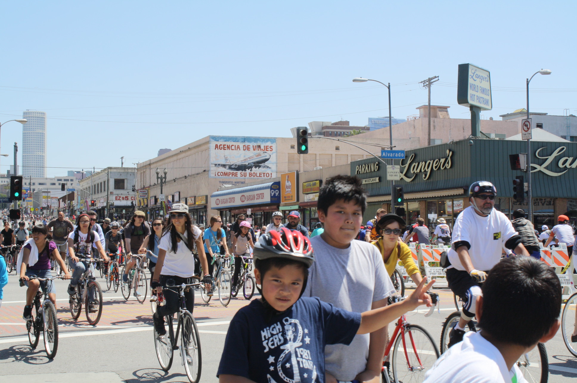Ninos en bicicleta