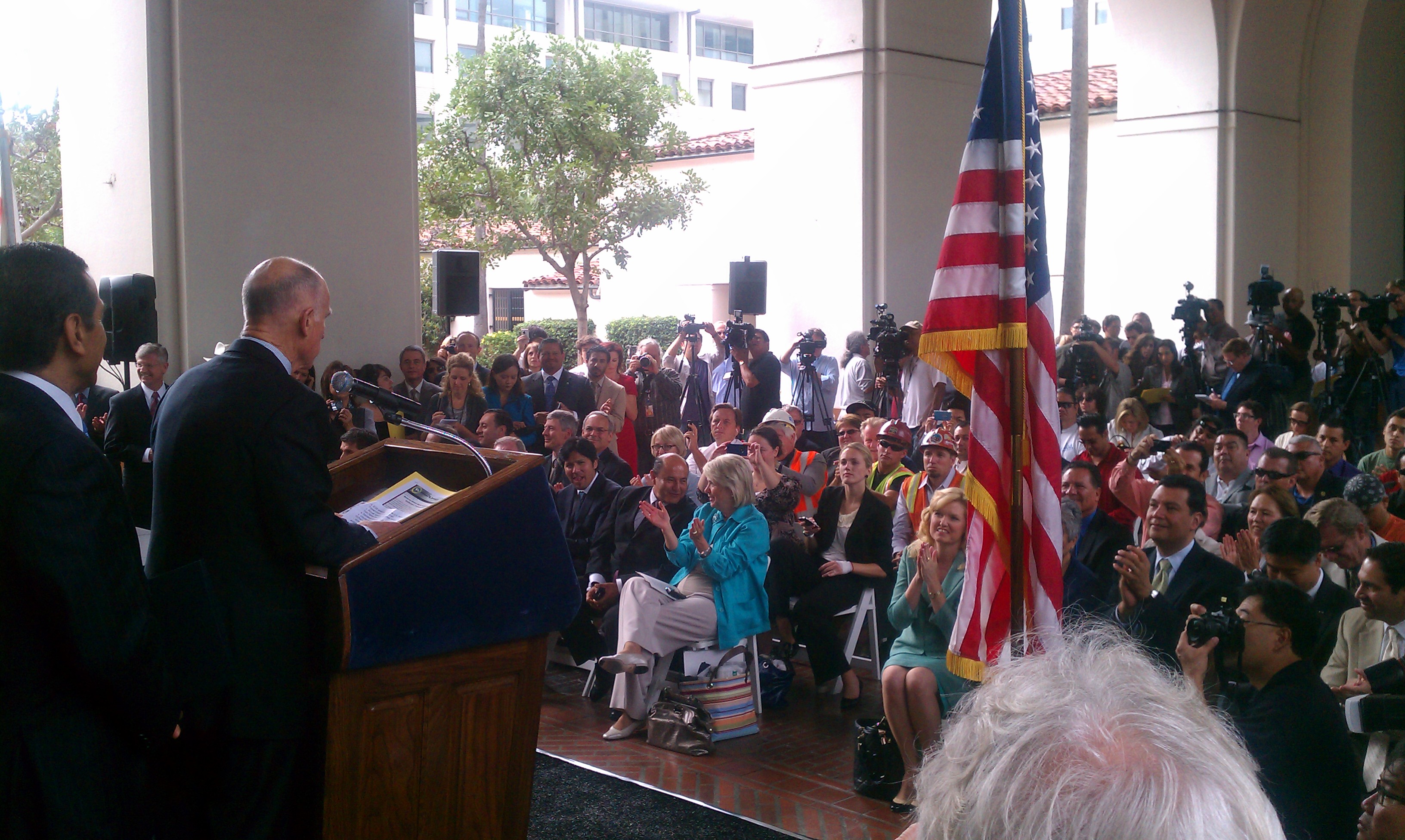 High Speed Rail El Gobernador Brown hablando a los asistentes a la ceremonia de la firma del inicio de construcción del tren bala en California esta mañana en Union Station. (Foto Rick Jager/El Pasajero).