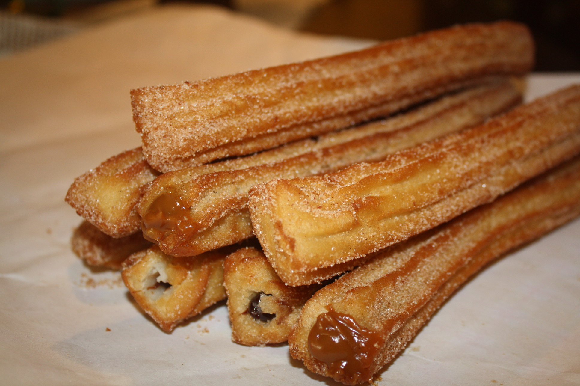 Churros rellenos Churros regulares de 40 centavos o uno relleno de cajeta, chocolate o caramelo a $1.25. (Foto Agustín Durán/El Pasajero).