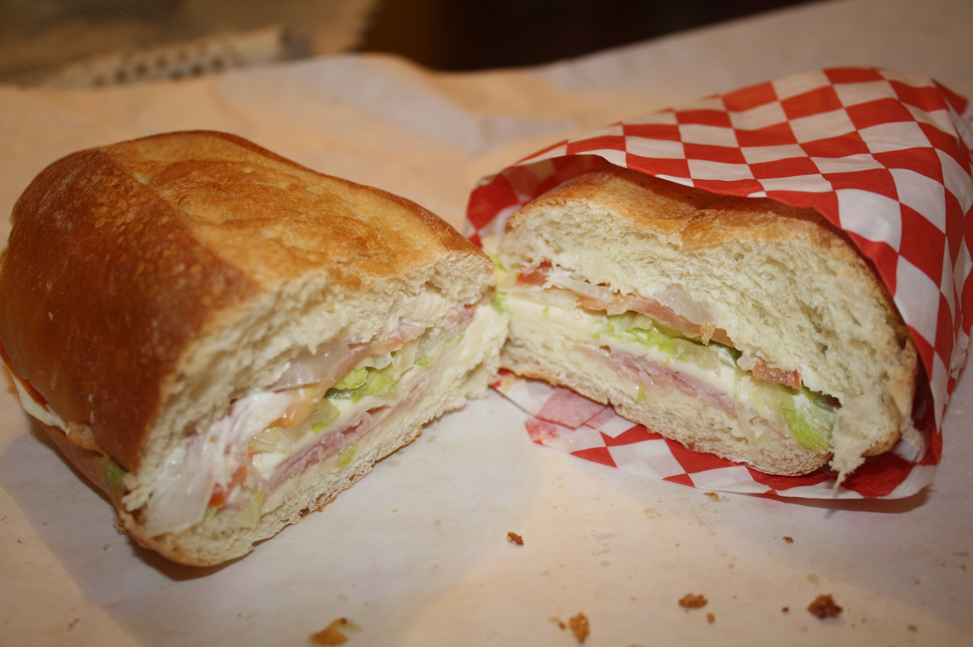 Lucero Bakery Torta de pavo, con su lechuga, tomate o jitomate, mayonesa y queso. (Foto Agustín Durán/El Pasajero).