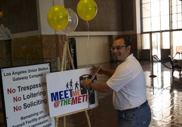 MM@M III#1590x412 El director artístico de The Watts Village Theatre Guillermo Avilés-Rodríguez se prepara para la función. Foto Anna Chen/Metro).