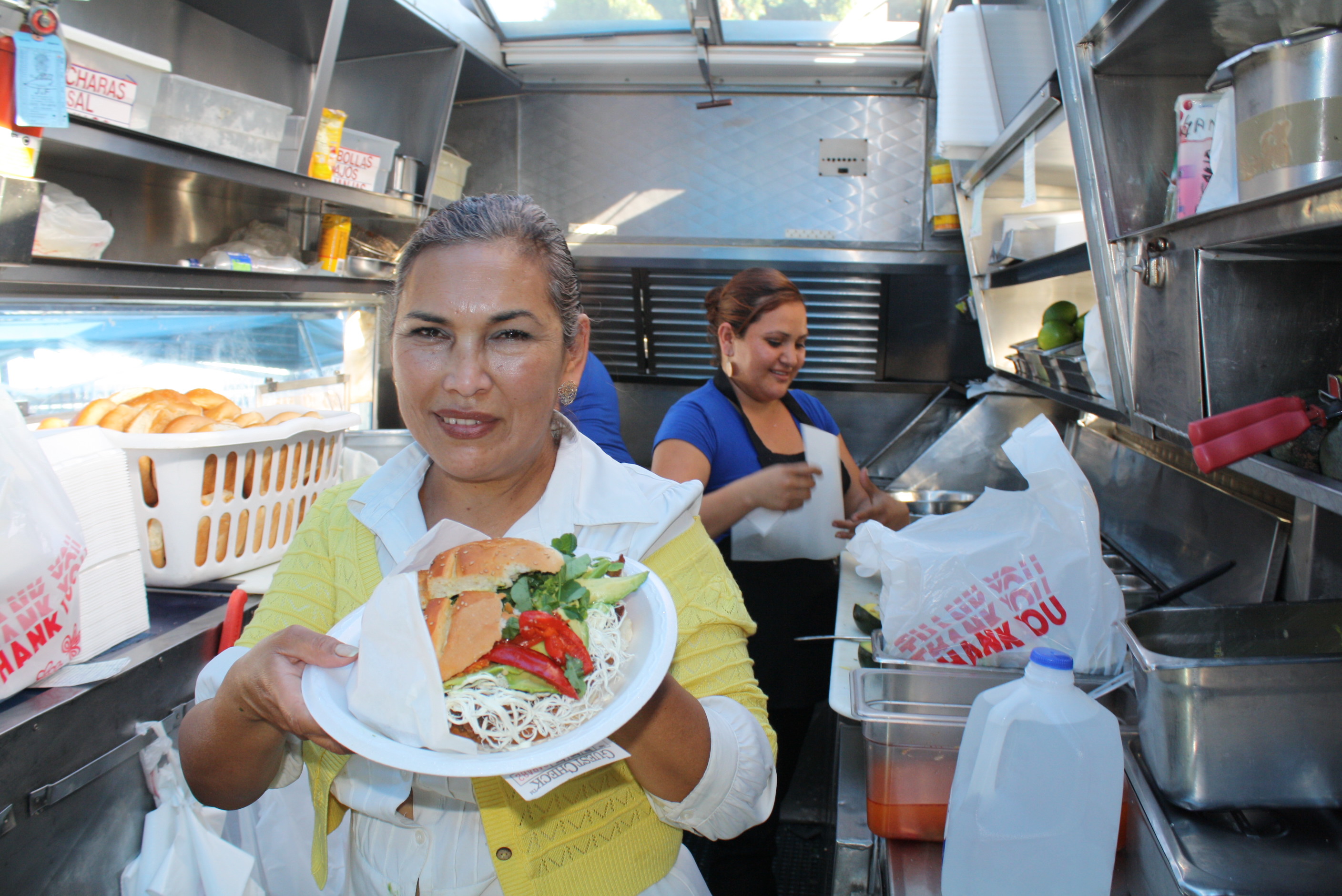 Cemitas Tepeaca Martha Andrade con uno de los platillos más solicitados: Cemita de Milanesa. (Foto Agustín Durán/El Pasajero).