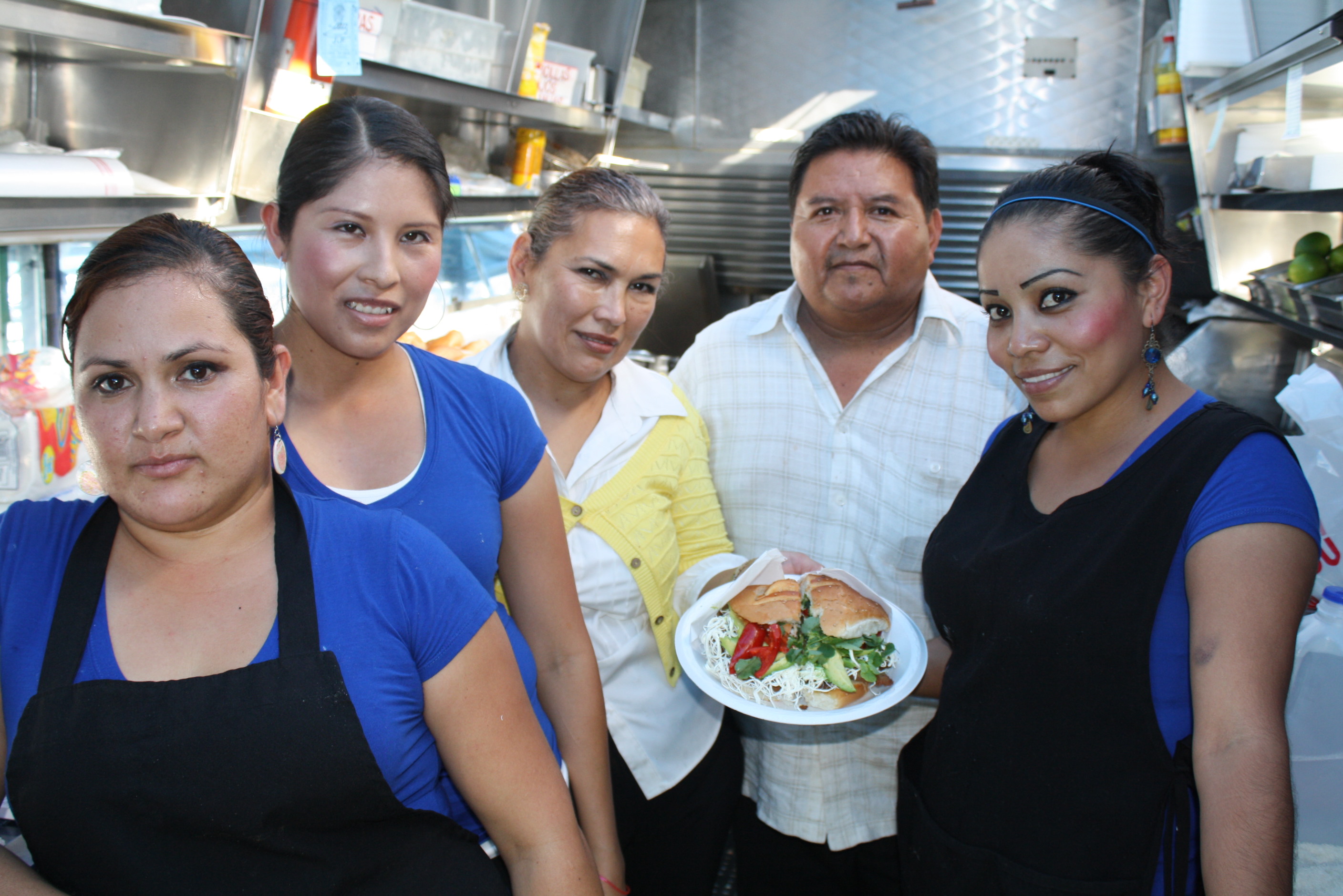 Cemitas Topeaca Los empleados de Cemitas Tepeaca de izquierda a derecha: Claudia, Yabel, Martha, Juan y Norma. (Foto Agustín Durán/El Pasajero).