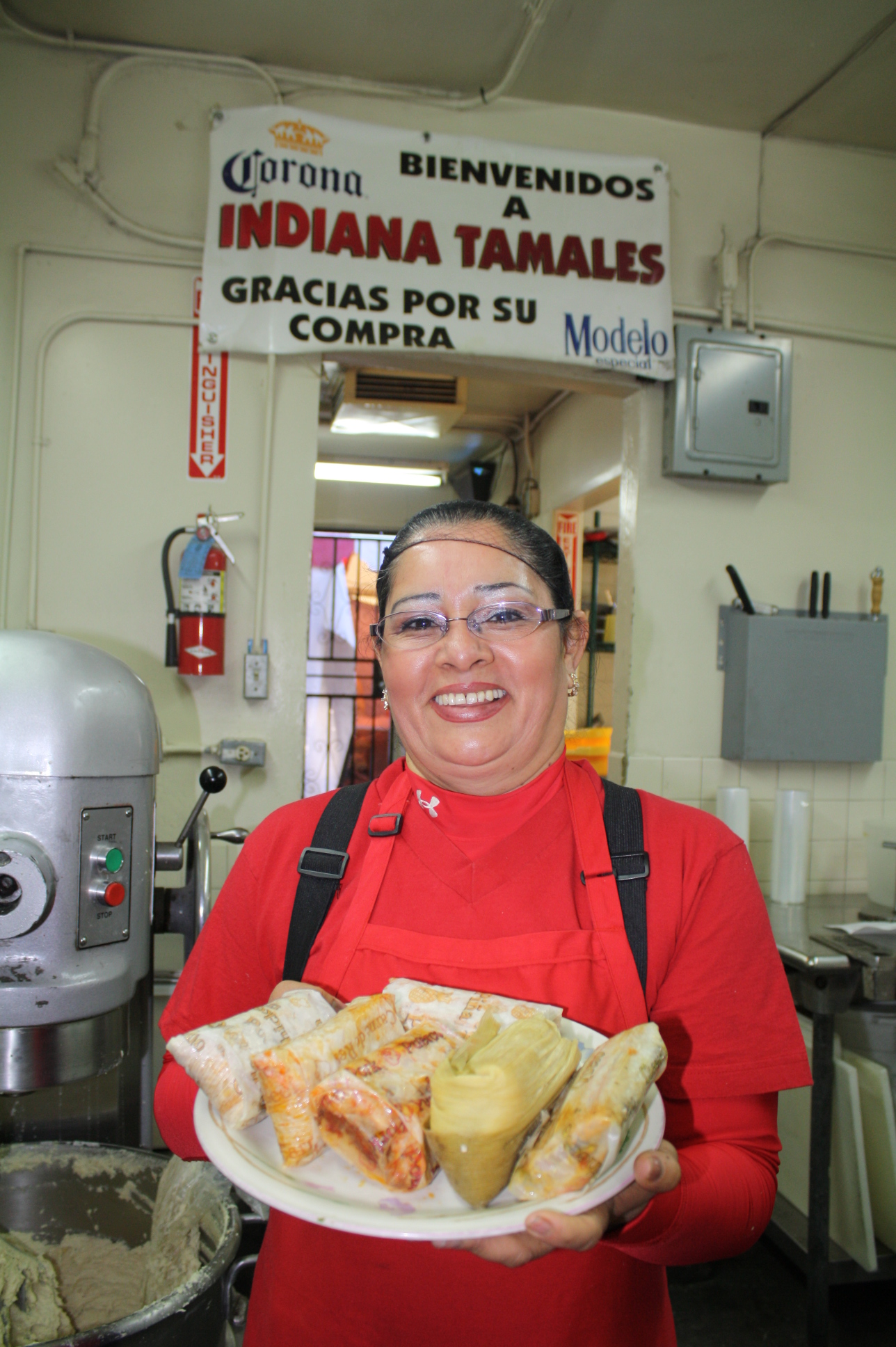 Emilia muestra con orgullo el producto de esfuerzo de mas de 35 años, uno de los mejores tamales en Los Angeles. Foto Agustín Durán/El Pasajero).