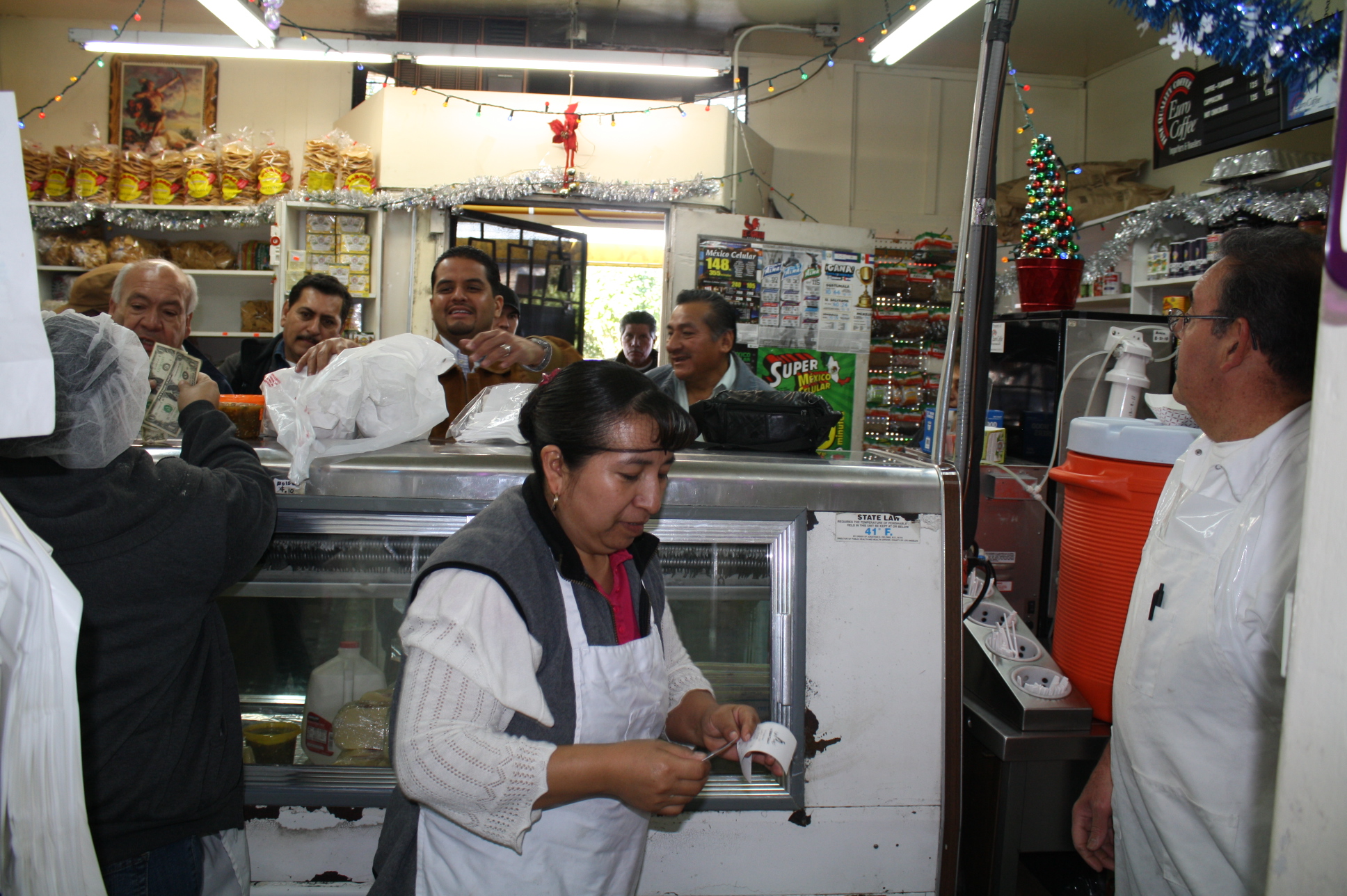 El lugar es pequeño pero lleno de actividad con las ordenes llegando a cada momento, especialmente en esta temporada Navideña. (Foto de Agustín Durán/El Pasajero).