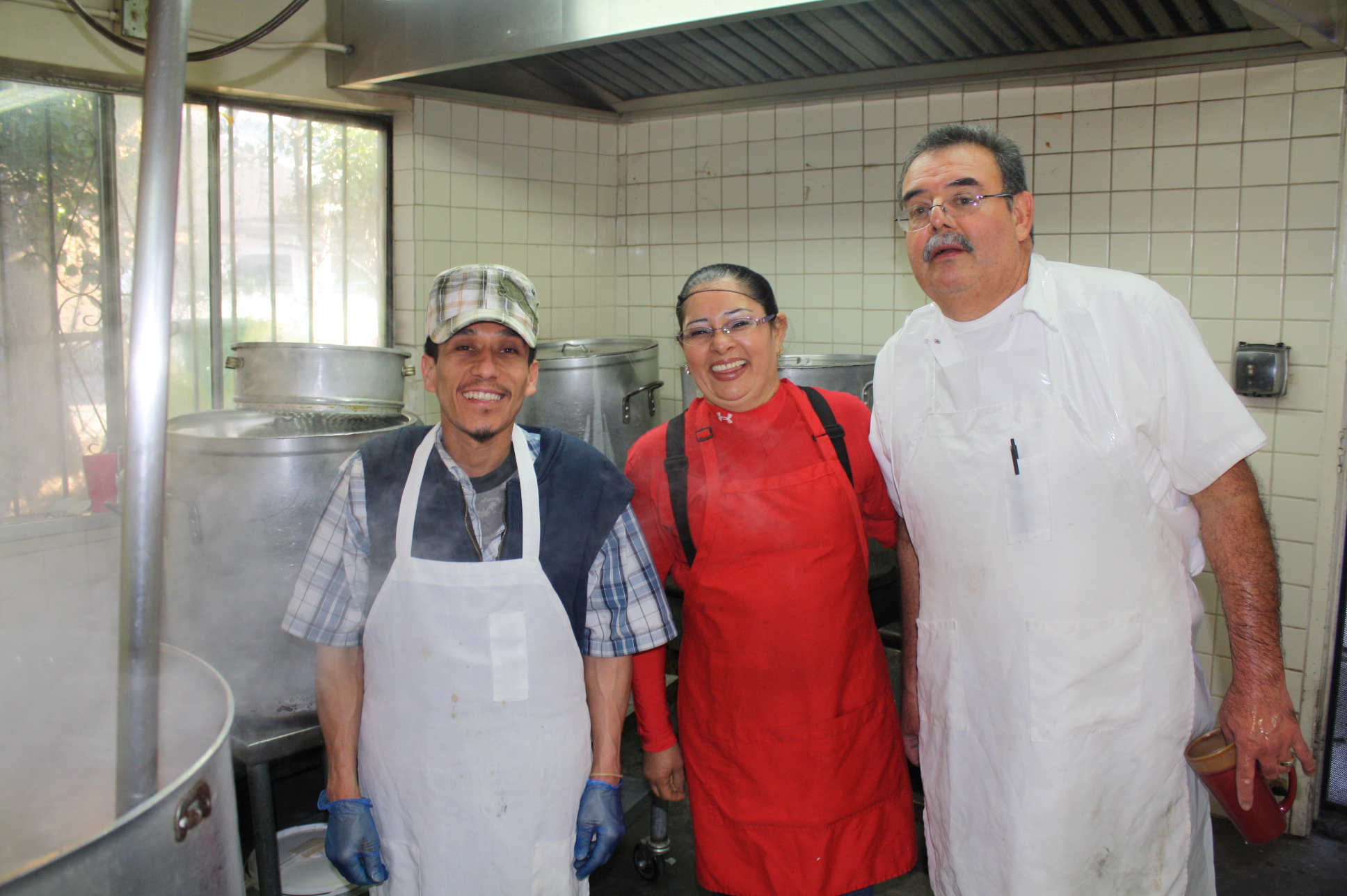Juanito “El Chef”, Emilia Ramos la mera dueña del negocio y Rodolfo Chávez, encargado del La Indiana desde hace 35 años. (Foto de Agustín Durán/El Pasajero).
