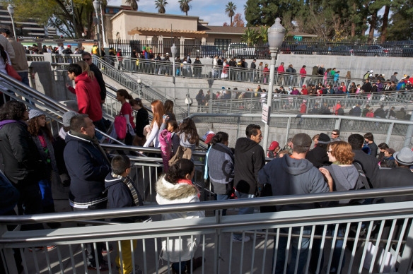 Las multitudes entran y salen de la estación Memorial Park en Old Pasadena. Foto: Gary Leonard/Metro.
