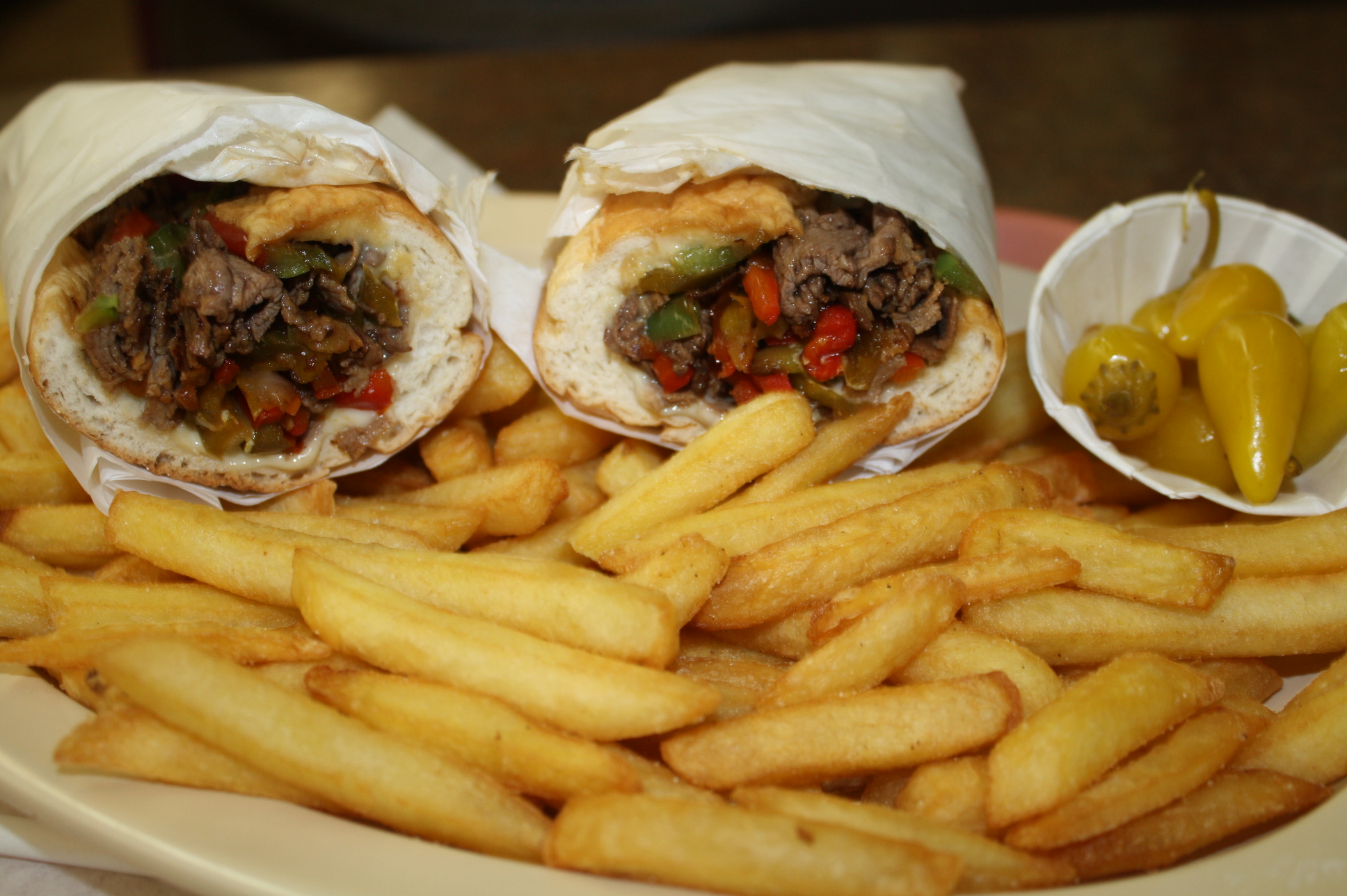 Philly Steak Sándwich es uno de los favoritos en el restaurante. (Foto de Agustín Durán/El pasajero).