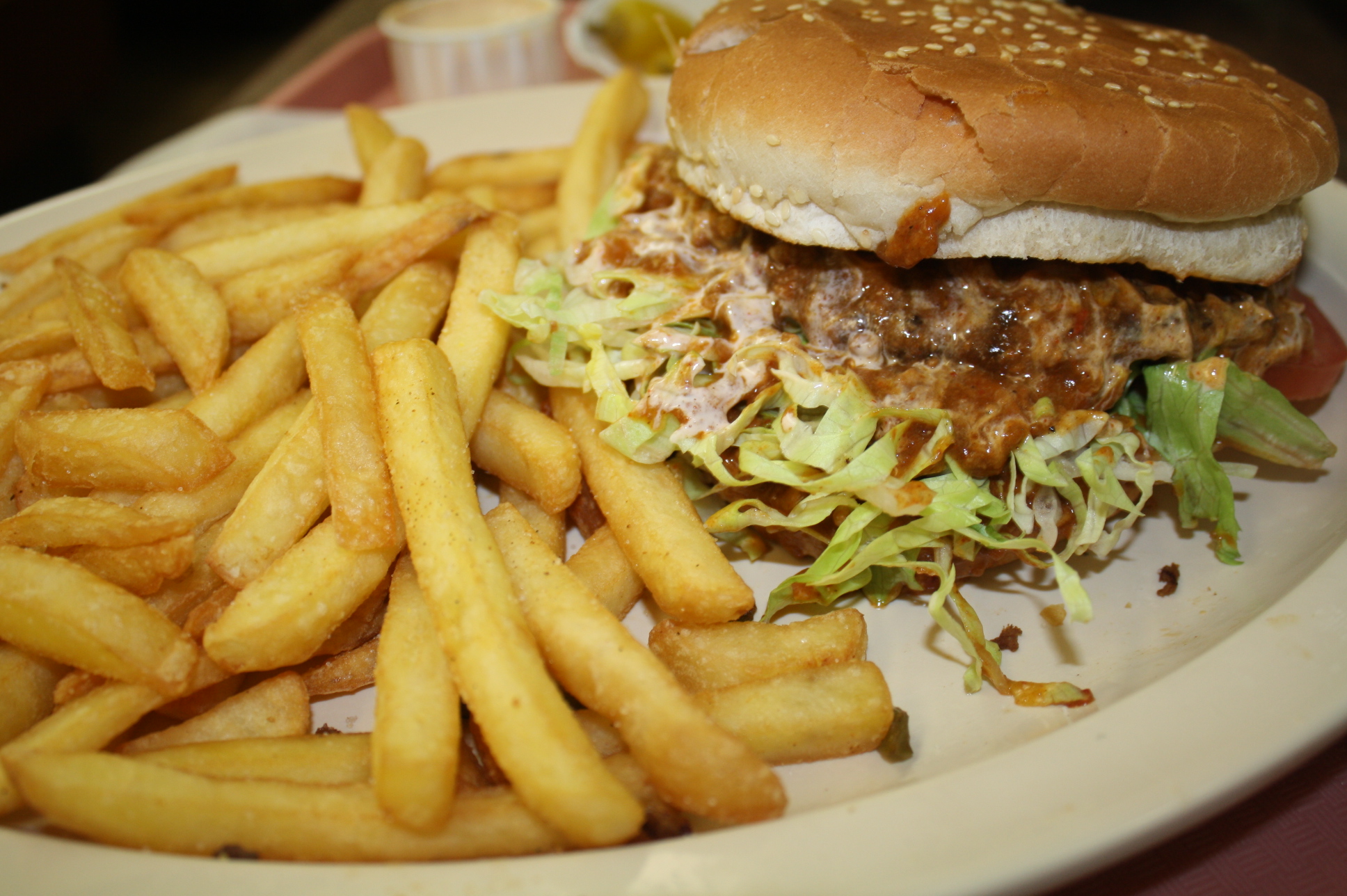 ¼ lb. Chili Burger , es una súper hamburguesa ya que las porciones son muy generosas. (Foto de Agustín Durán/El Pasajero).