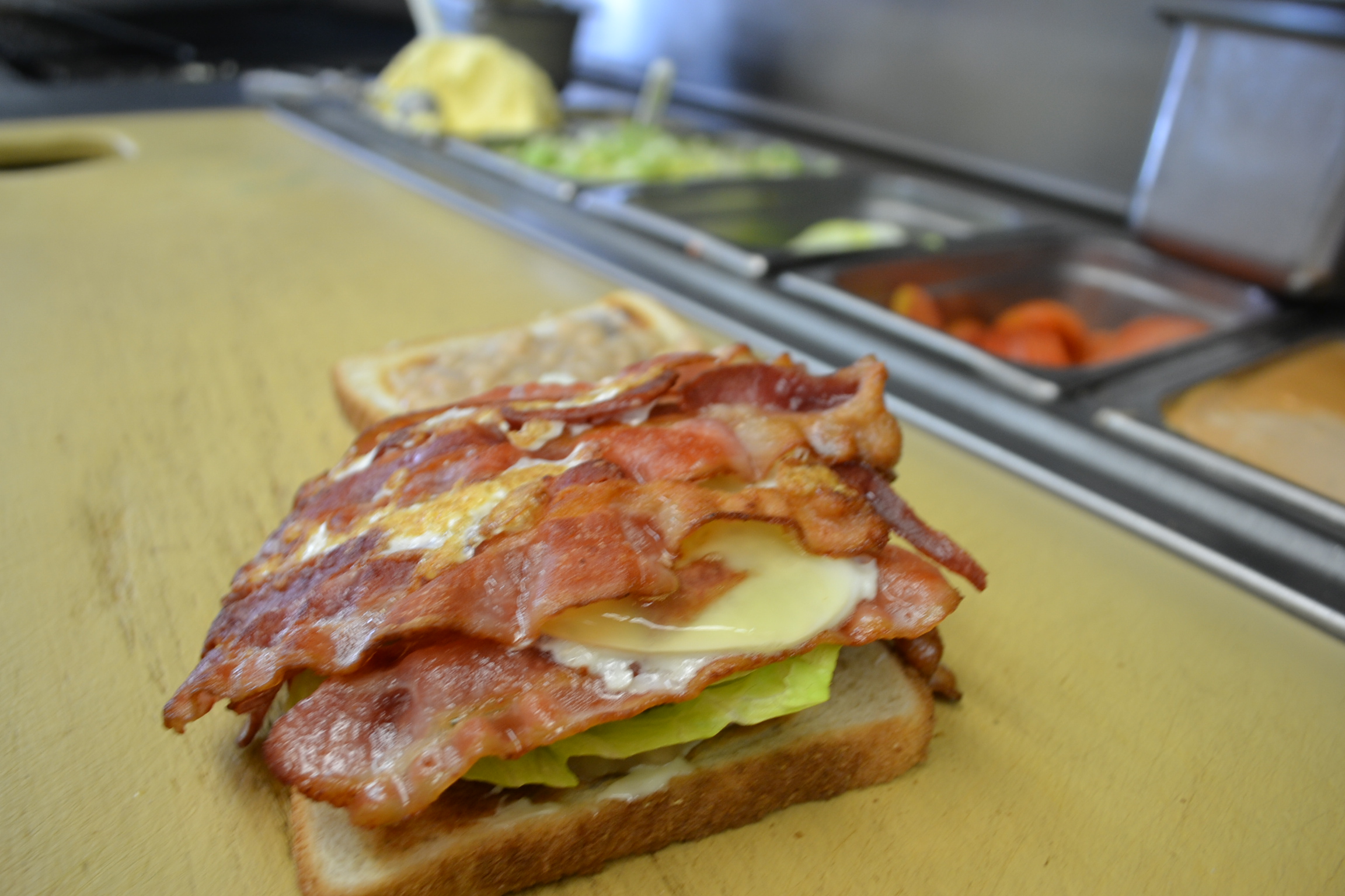 Sándwich de tocino con huevo, frijoles, lechuga y queso, uno de los más solicitados (Foto de Agustín Durán/El Pasajero).