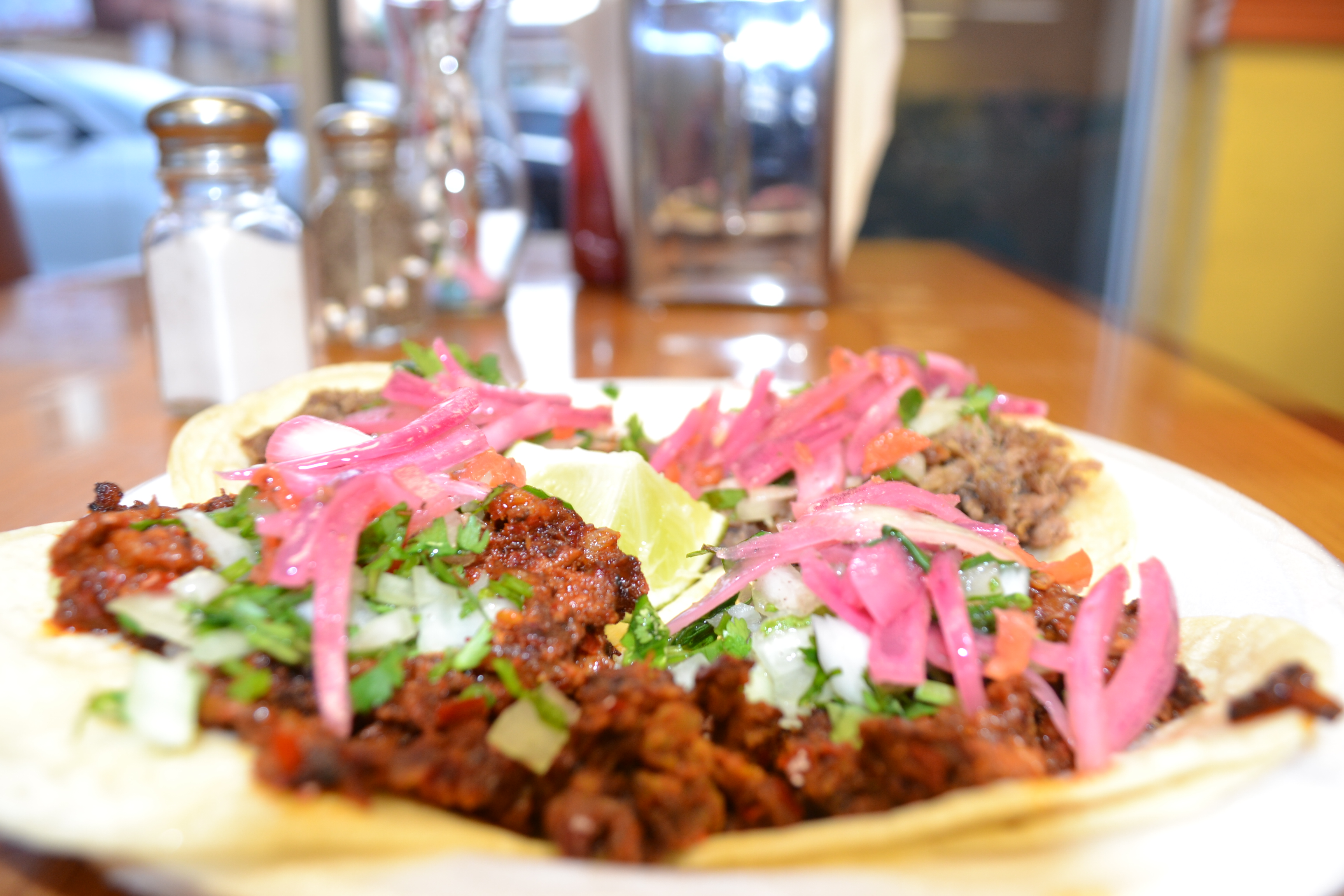Es raro encontrar en un restaurante tacos de un dólar, y mucho más raro encontrarlos con tan buen sabor como en el restaurante “Los Tomateros” en Bell. (Foto de Agustín Durán/El Pasajero).
