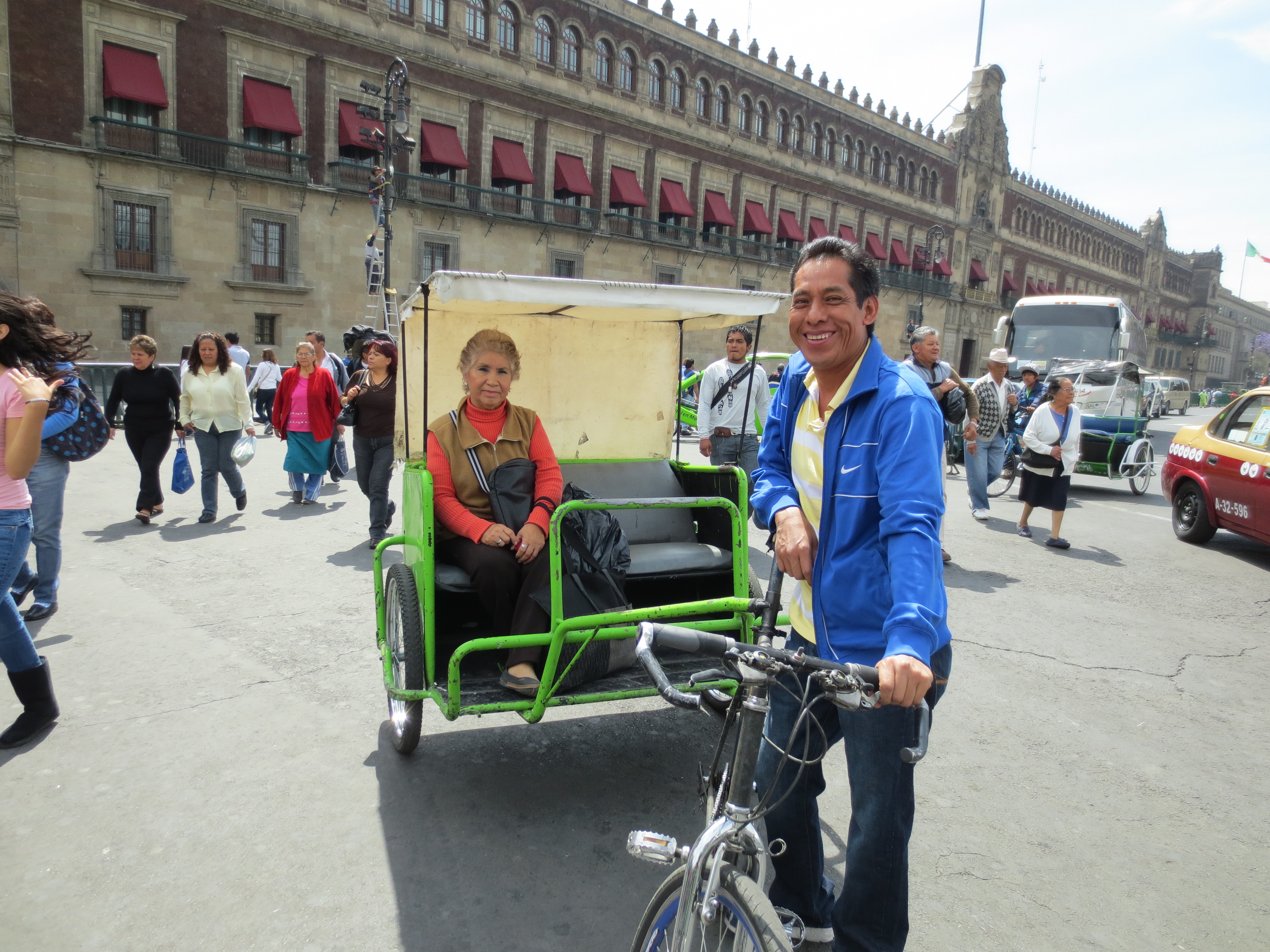 Cristina Orozco a bordo de uno de los ciclotaxis que circulan por el centro histórico de la Ciudad de México. Foto: María Luisa Arredondo.