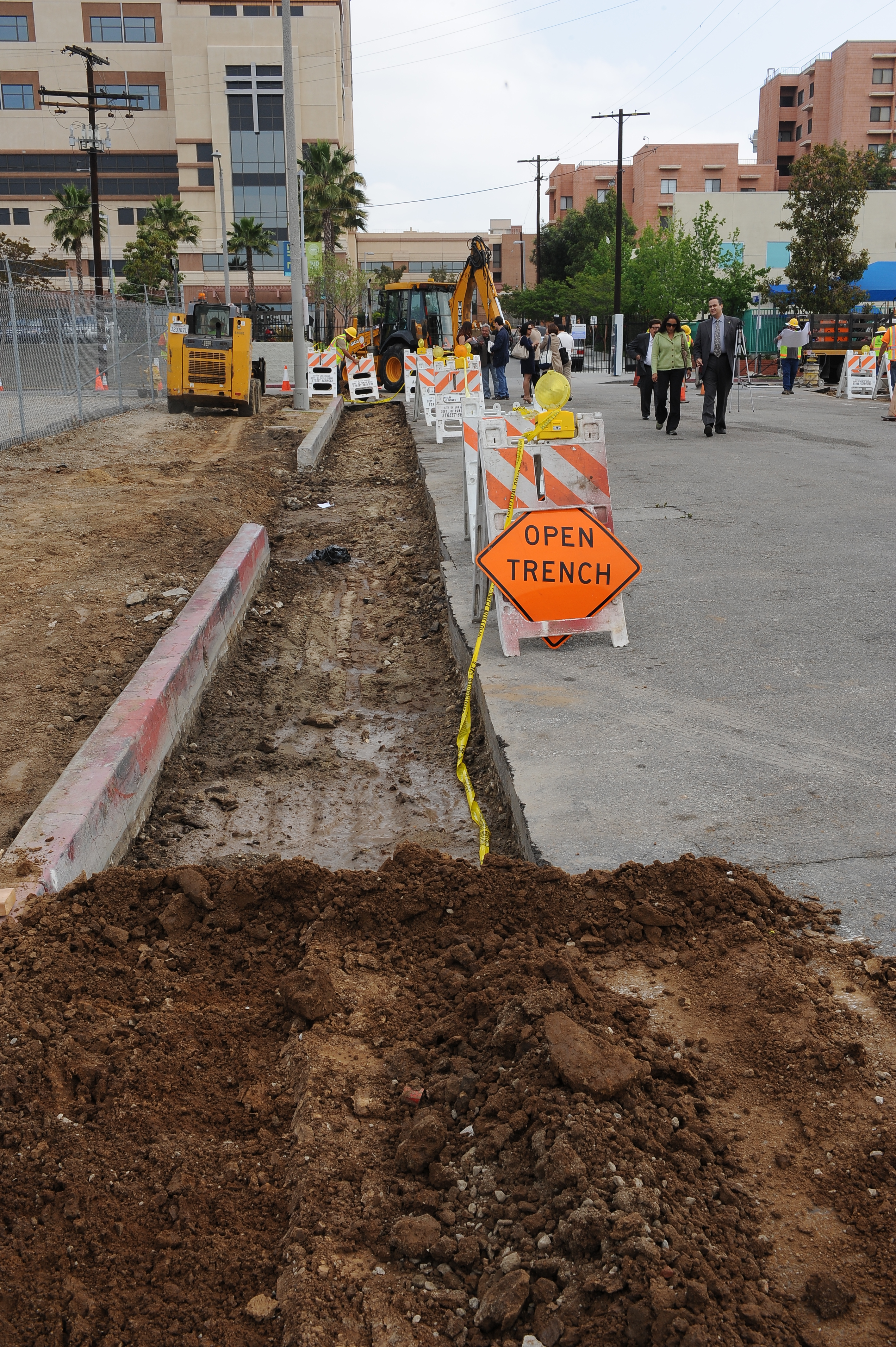 La banqueta del lado oeste en la calle Bailey, donde ya se iniciaron los trabajos de mejoramiento del acceso a la estación Mariachi Plaza. (Foto Juan Ocampo/El Pasajero).