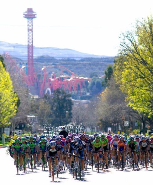 Ciclistas con la Montaña Mágica a sus espaldas. Foto: Página oficial de Facebook de Santa Clarita Tour of California 2013.