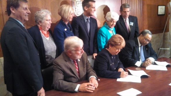 Durante la ceremonia de la firma del acuerdo, de izquierda a derecha, los miembros de la Junta Directiva de Metro, Ara Najarian y Pam O'Connor; el director ejecutivo de Metro, Art Leahy; la congresista Janice Hahn; el alcalde angelino Eric Garcetti; la presidenta de la Junta Directiva de Metro, Diane DuBois; la congresista Grace Napolitano; Zev Yaroslavsky, miembro de la Junta Directiva de Metro y Dorval Carter, presidente consejero de la FTA.