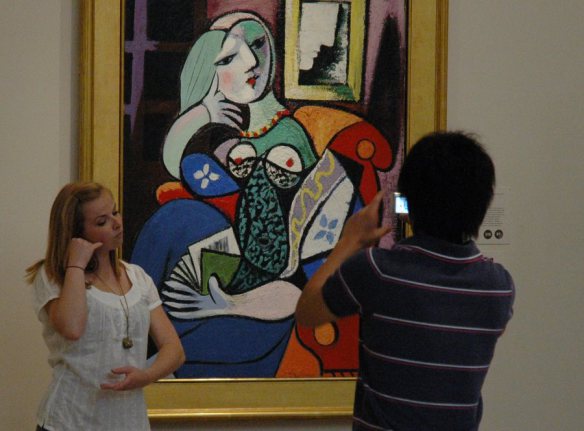 Visitantes toman fotos a una obra de Pablo Picasso.