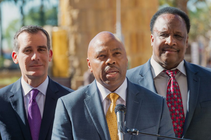 El próximo director general ejecutivo de Metro, Phil Washington, flanqueado por el alcalde de L.A., Eric Garcetti (izq.) y por el alcalde de Inglewood, James T. Butts. (Foto: Steve Hymon/Metro).