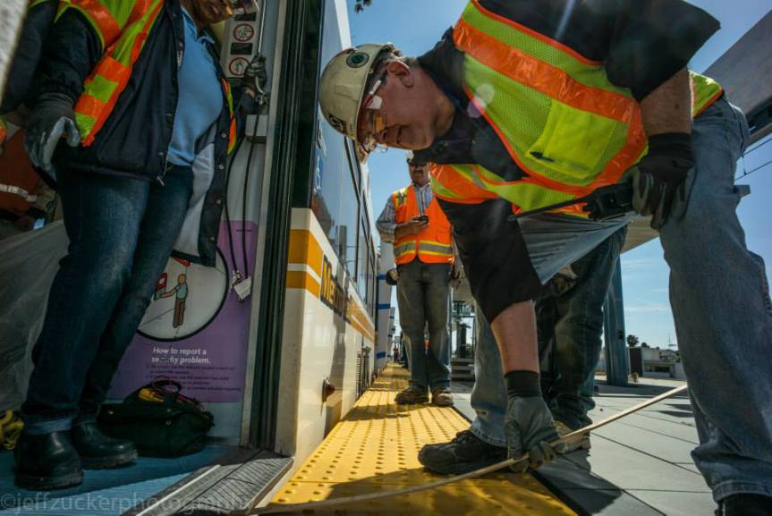 Trabajadores toman las medidas para el paso del tren. Foto: Jeff Zucker/Expo Line Construction Authority.