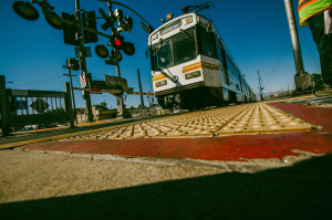 Se colocarán puertas en los cruces peatonales de 27 intersecciones a lo largo de la Línea Azul. Foto: Steve Hymon/Metro.