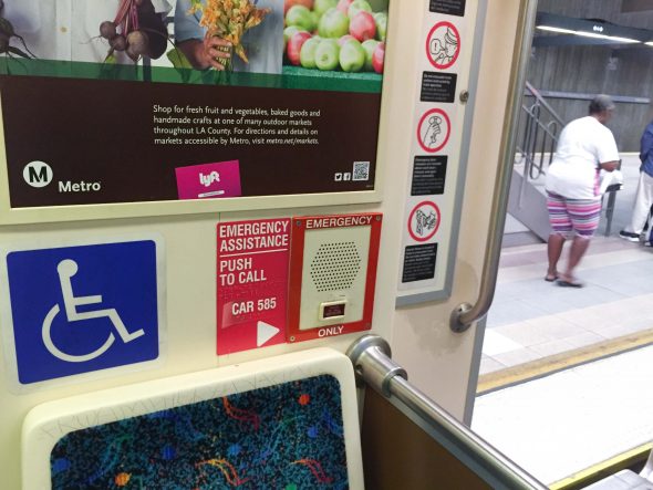 Botones de intercomunicación dentro de los trenes de Metro.