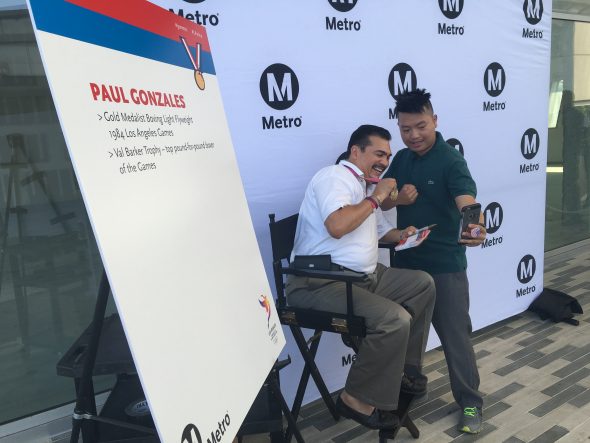 El medallista Paul Gonzalez en la estación El Monte. Foto: Gary Leonard.