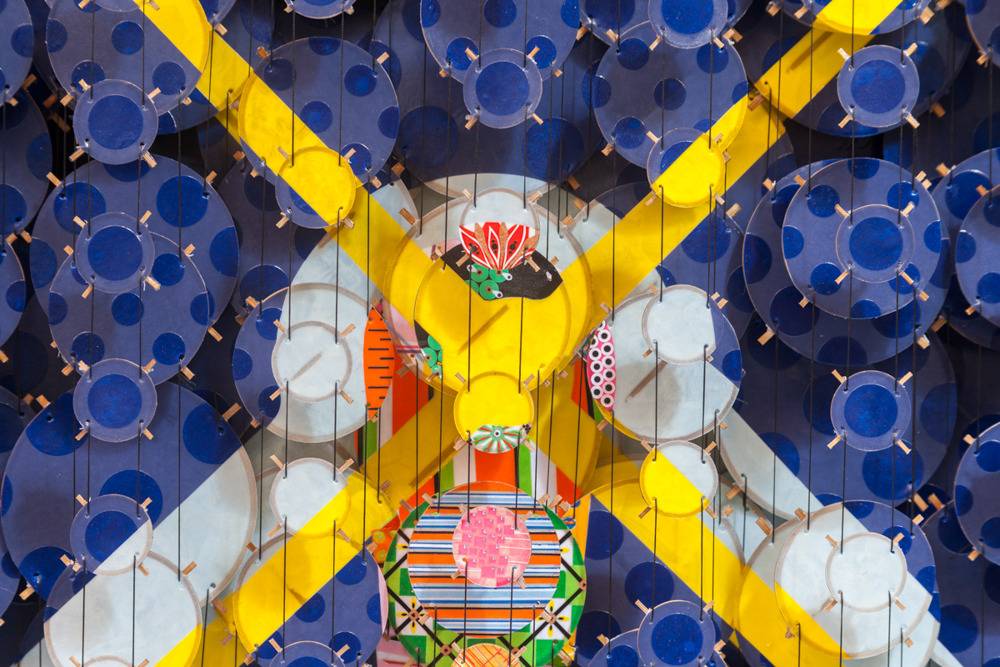 Detalle de una obra de Jacob Hashimoto.