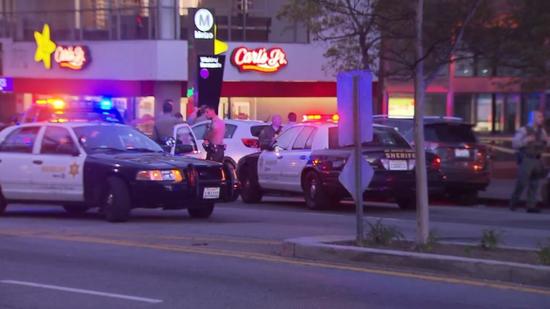 El homicidio se registró en la estación Wilshire/Normandie. Not: KTLA.
